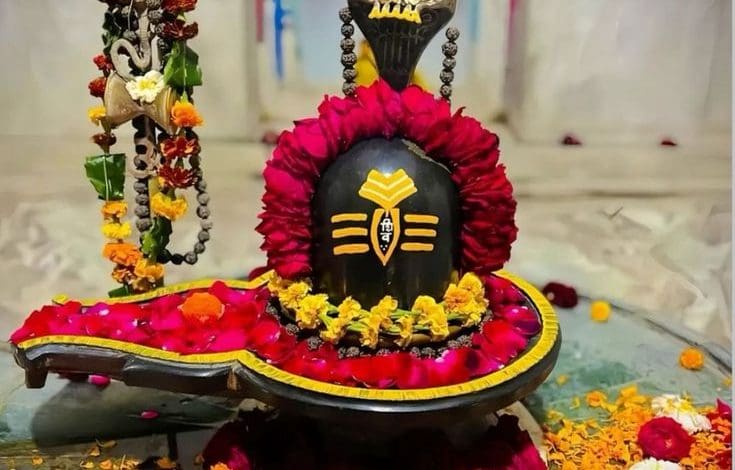 शिवलिंग पर भक्त चंदन अर्पित करता हुआ एक श्रद्धालु