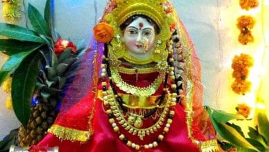 श्रावण मास में मंगला गौरी व्रत की पूजा करती हुई स्त्रियाँ