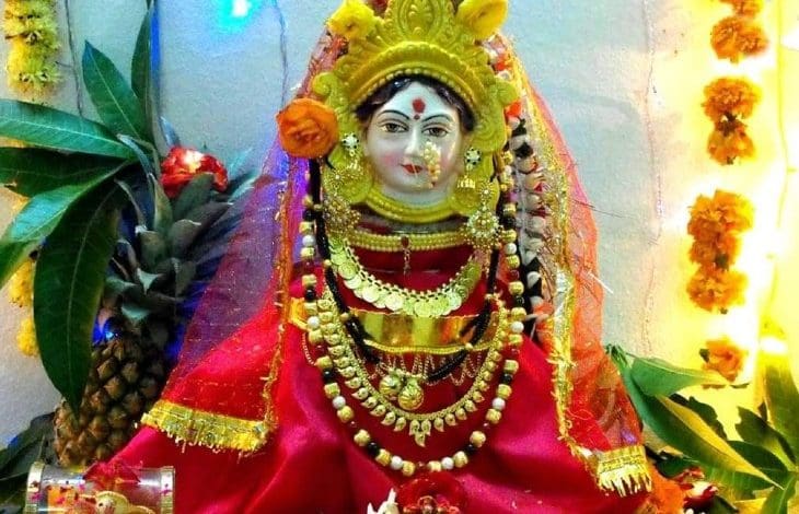 श्रावण मास में मंगला गौरी व्रत की पूजा करती हुई स्त्रियाँ