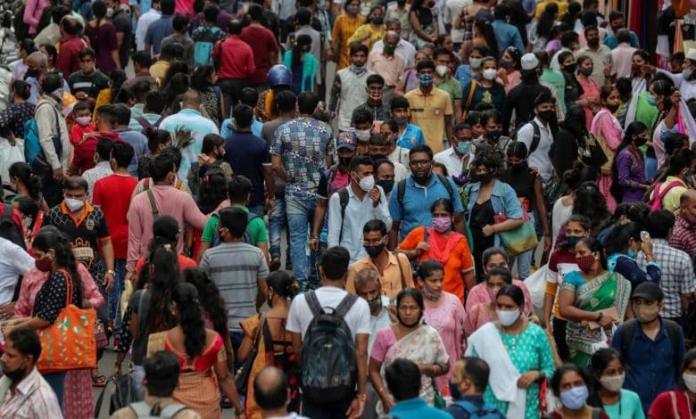 भारत के घनी आबादी वाले शहरों में ट्रैफिक, झुग्गी-बस्तियां और नागरिक सुविधाओं की कमी की तस्वीर