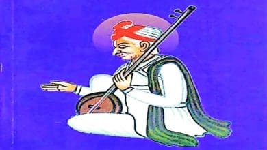 संत कवि कुंभनदास पानी में चेहरा देखकर तिलक लगाते हुए