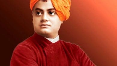 स्वामी विवेकानंद ध्यान मुद्रा में शिष्यों को आत्म-साक्षात्कार का उपदेश देते हुए।