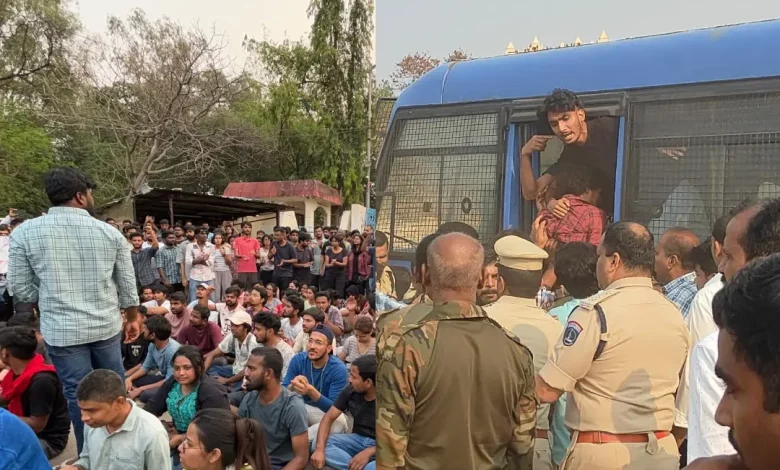 बीआरके भवन के पास प्रदर्शन के दौरान जेएसी के 10 सदस्य पुलिस द्वारा गिरफ्तार।