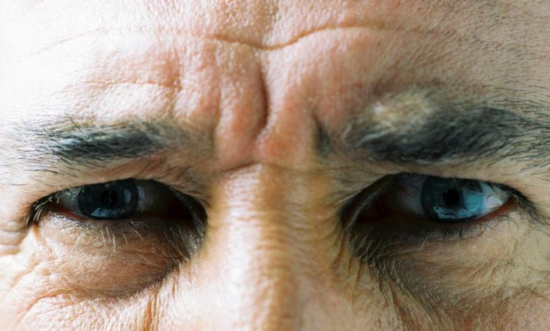 आँख फड़कना क्या संकेत देते हैं?