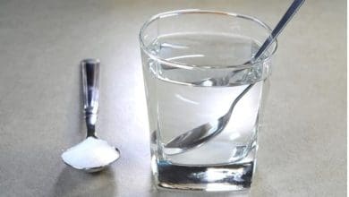 गले की खराश में नमक पानी से गरारे के फायदे