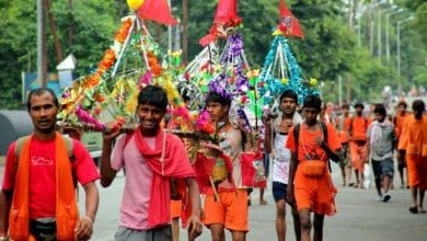 सावन में झूला झूलती महिलाएं और हरियाली से भरा वातावरण