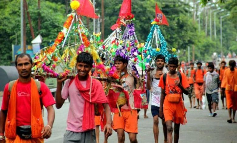 सावन में झूला झूलती महिलाएं और हरियाली से भरा वातावरण