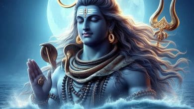 सावन माह में शिवलिंग पर जलाभिषेक करते भक्त और कांवड़ यात्रा का दृश्य