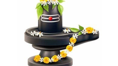 सावन में भगवान शिव की पूजा करते हुए भक्तों की भीड़ और रुद्राभिषेक का दृश्य