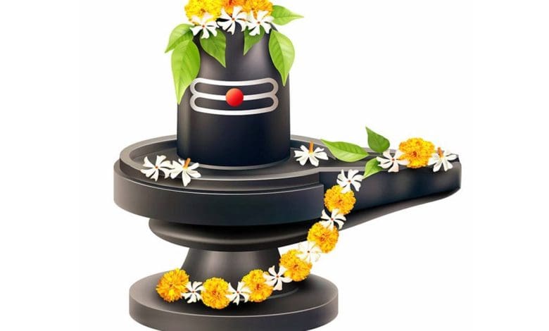 सावन में भगवान शिव की पूजा करते हुए भक्तों की भीड़ और रुद्राभिषेक का दृश्य