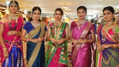 मानसून धमाका ग्रैंड सेल के लिए आभूषणों के कलेक्शन का प्रदर्शन करतीं मॉडल्स।