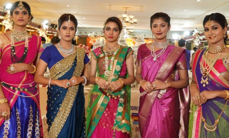मानसून धमाका ग्रैंड सेल के लिए आभूषणों के कलेक्शन का प्रदर्शन करतीं मॉडल्स।