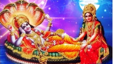 भगवान विष्णु की पूजा करते भक्त, देवशयनी एकादशी व्रत के दिन