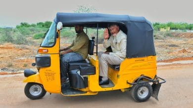 चंद्रबाबू नायडू ऑटो से पेंशन वितरण कार्यक्रम में पहुंचे