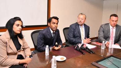 होटल मैरिएट तथा कन्वेंशन सेंटर में आयोजित संवाददाता सम्मेलन को संबोधित करते सिमंधर एजुकेशन के सह-संस्थाक श्रीपाल जैन। साथ में एड क्लार्क, एरिक जैकसन व पूजा जैन।