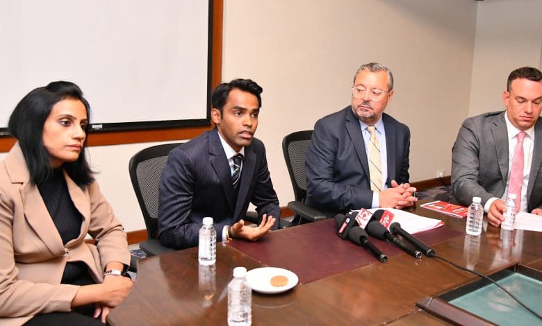 होटल मैरिएट तथा कन्वेंशन सेंटर में आयोजित संवाददाता सम्मेलन को संबोधित करते सिमंधर एजुकेशन के सह-संस्थाक श्रीपाल जैन। साथ में एड क्लार्क, एरिक जैकसन व पूजा जैन।