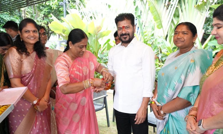 रक्षाबंधन पर महिला मंत्रियों ने सीएम रेवंत रेड्डी को राखी बांधी