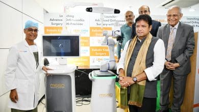 मिसो रोबोटिक घुटना सर्जरी करते सर्जन, उदय ओमनी हॉस्पिटल में उन्नत उपचार
