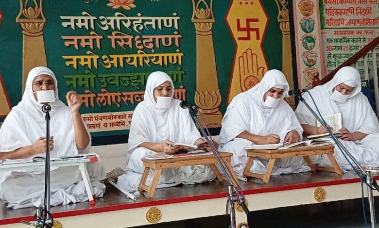 पर्युषण पर्व 2025 में साधना और नवकार जाप का दृश्य
