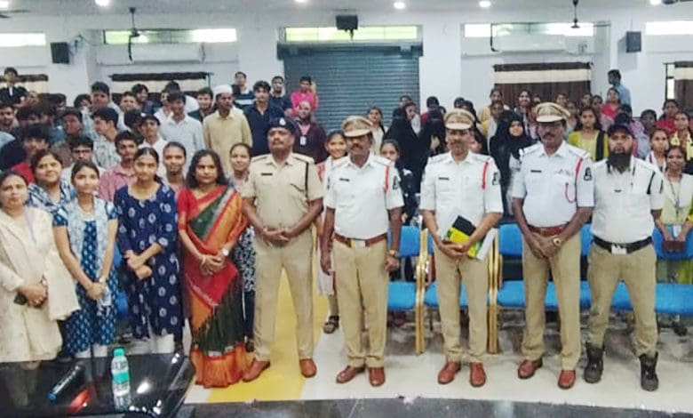 कॉलेज में यातायात नियमों पर जागरूकता सत्र का आयोजन