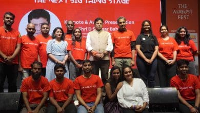 हैदराबाद में ऑगस्ट फेस्ट 2025 के समापन पर मंच पर भाषण देते आईटी मंत्री डी. श्रीधर बाबू