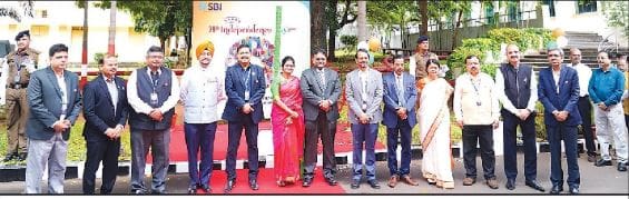 एसबीआई के स्थानीय प्रधान कार्यालय में आयोजित स्वतंत्रता दिवस समारोह का दृश्य।