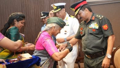 राजभवन में संस्कृति फाउंडेशन द्वारा आयोजित सैनिकों के लिए राखी समारोह में राज्यपाल तथा सैनिकों को रक्षासूत्र बांधतीं महिलाएं।
