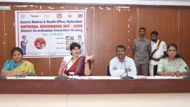 बच्चों को कृमिनाशक गोलियाँ देती जिला प्रशासन