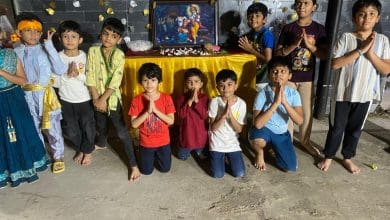 सनराइस टॉवर, तेजस्वी नगर में आयोजित श्री कृष्ण जन्माष्टमी उत्सव में भाग लेते बच्चे।