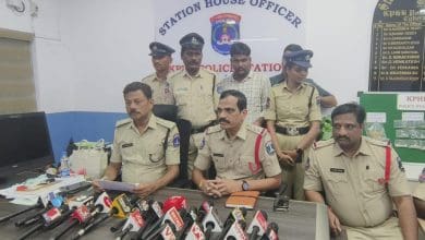 संवाददाता सम्मेलन को संबोधित करते बालानगर ज़ोन के पुलिस उपायुक्त के. सुरेश कुमार व एसीपी रविकिरण रेड्डी।
