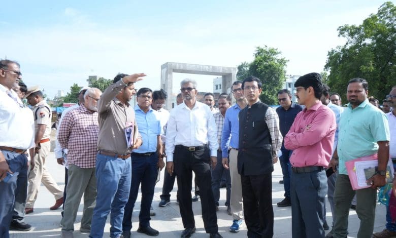 हैदराबाद डिवीजन के दौरे पर दक्षिण मध्य रेलवे के महाप्रबंधक संजय कुमार श्रीवास्तव। साथ में अन्य अधिकारी।