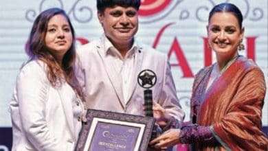 श्रीवारी स्पाइसेज़ एंड फूड्स लिमिटेड की चेयरपर्सन नेहा राठी को एक्सीलेंस इन एफएमसीजी स्पाइसेज़ ब्रांड पुरस्कार प्रदान करतीं अभिनेत्री दिया मिर्ज़ा। साथ में मैनेजिंग डायरेक्टर नारायणदास राठी।