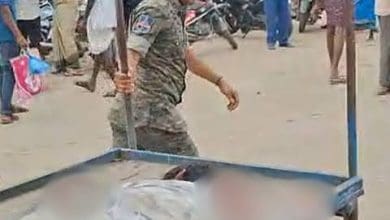हैदराबाद में एंबुलेंस के इंतजार में पुलिस ने शव को ठेले पर ले गए