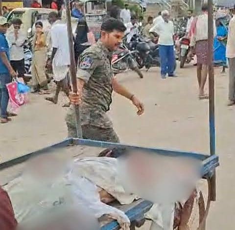 हैदराबाद में एंबुलेंस के इंतजार में पुलिस ने शव को ठेले पर ले गए
