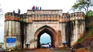 जाम दरवाज़ा मानसून में बादलों के बीच सुंदर प्राकृतिक दृश्य