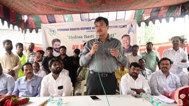 बस्ती दोस्ती कार्यक्रम के दौरान लोगों से संवाद करते हैद्रा आयुक्त एवी रंगनाथ।