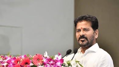 रेवंत रेड्डी और राहुल गांधी दिल्ली में सम्मेलन के दौरान मंच साझा करते हुए