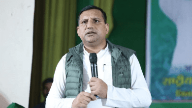 संजय यादव मीडिया से बात करते हुए, एसआईआर प्रक्रिया पर सवाल उठाते हुए