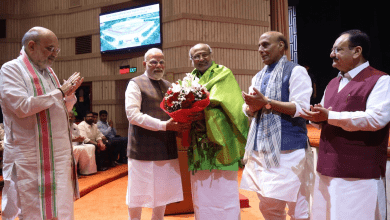 प्रधानमंत्री मोदी सीपी राधाकृष्णन को NDA सांसदों से मिलवाते हुए