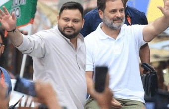 नवादा की सभा में भाषण देते तेजस्वी यादव