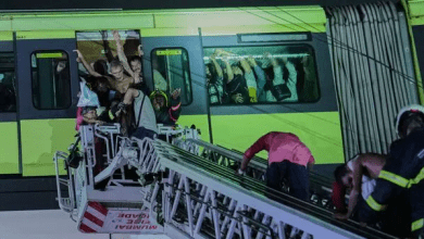 मुंबई में फंसी मोनोरेल से यात्रियों को सुरक्षित निकालते बचावकर्मी