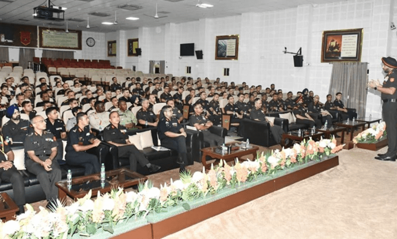 रणसंवाद-2025 कार्यक्रम में शामिल होते रक्षामंत्री और सीडीएस