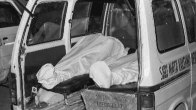 हैदराबाद में घटना स्थल पर जुटी पुलिस और स्थानीय लोग