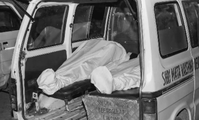 हैदराबाद में घटना स्थल पर जुटी पुलिस और स्थानीय लोग