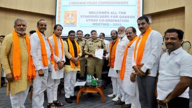 साइबराबाद पुलिस अधिकारी गणेश उत्सव की तैयारियों की जानकारी देते हुए