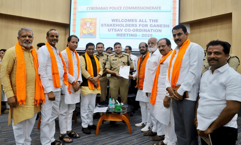 साइबराबाद पुलिस अधिकारी गणेश उत्सव की तैयारियों की जानकारी देते हुए