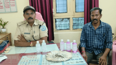 एसीबी अधिकारियों द्वारा एमवी इंस्पेक्टर और निजी चालक को गिरफ्तार करते हुए