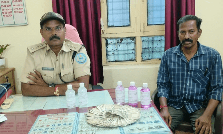 एसीबी अधिकारियों द्वारा एमवी इंस्पेक्टर और निजी चालक को गिरफ्तार करते हुए