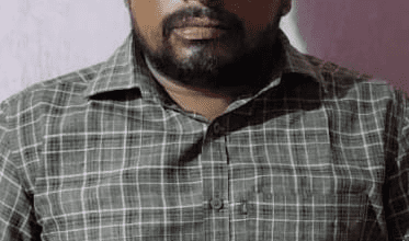 एसीबी अधिकारियों द्वारा पंचायत सचिव को गिरफ्तार करते हुए