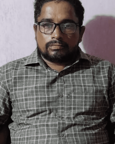 एसीबी अधिकारियों द्वारा पंचायत सचिव को गिरफ्तार करते हुए